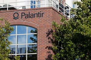 Palantir stays in green for eight straight sessions