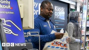 Tesco to raise wages by 5% but scrap Sunday bonus